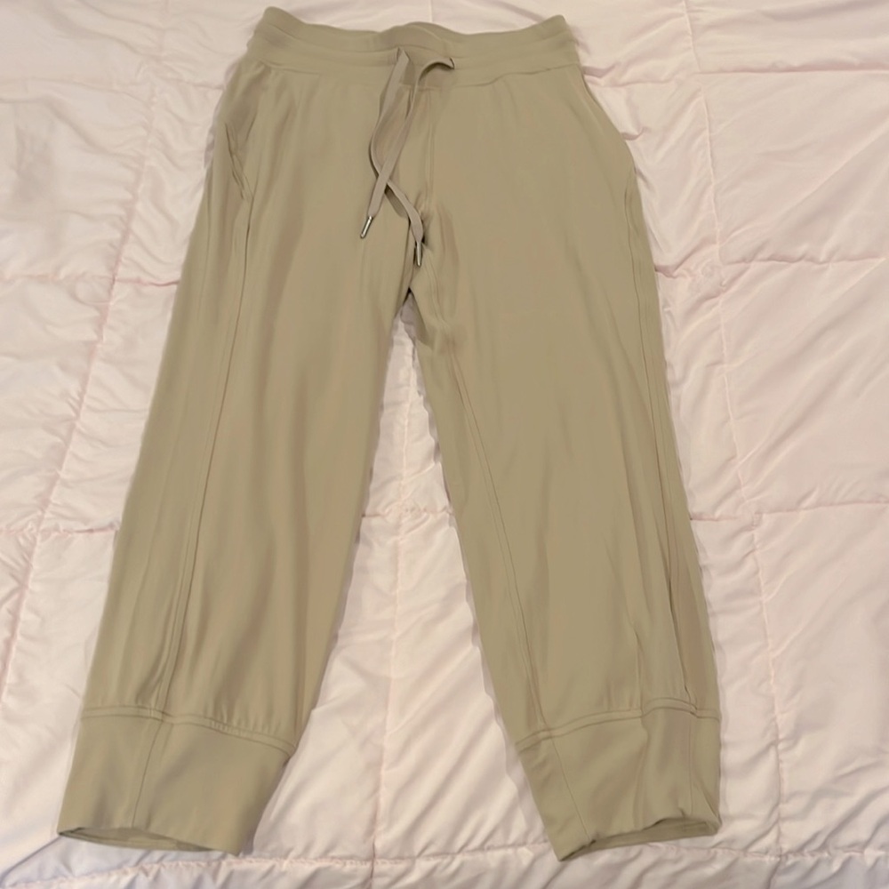 New Lululemon Ready to Rulu crop jogger tan color size 6